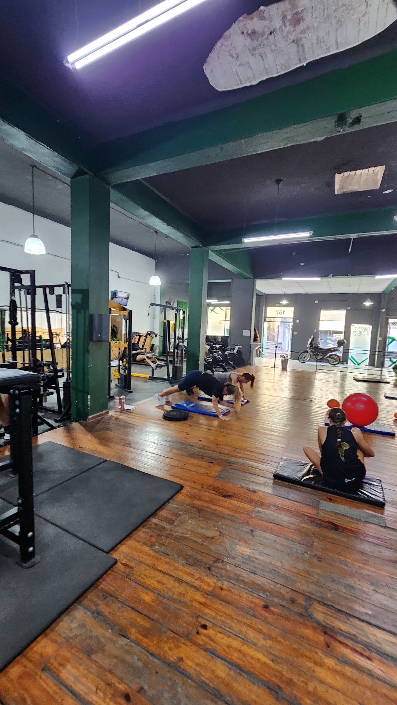 Atletas entrenando funcional en Gimnasio Move