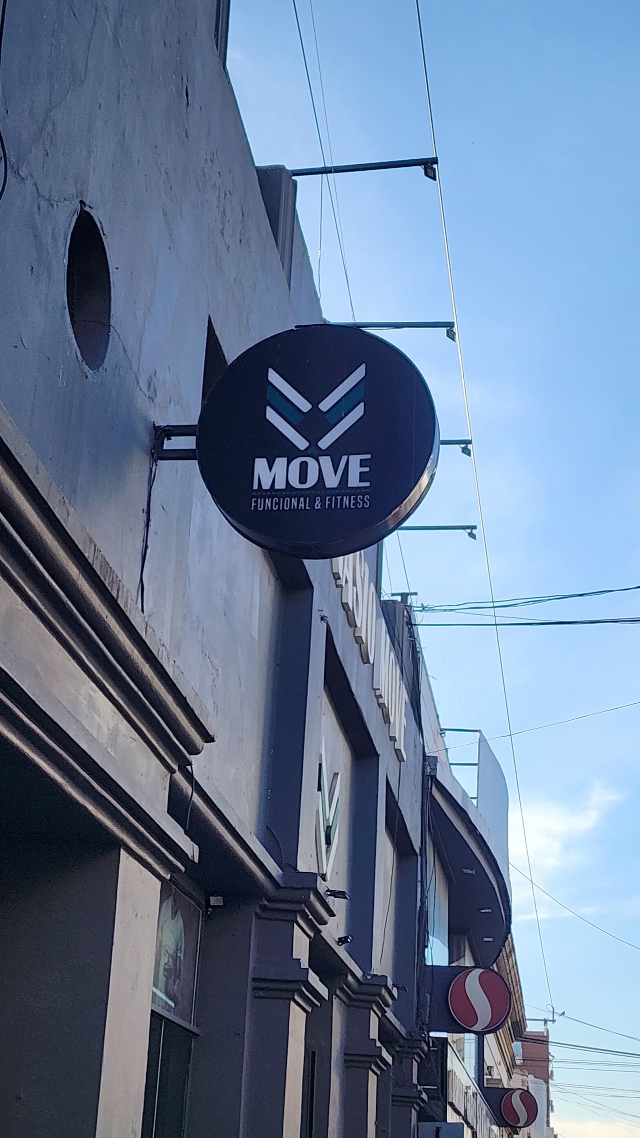 Área Funcional y pista con césped sintético en Gimnasio Move